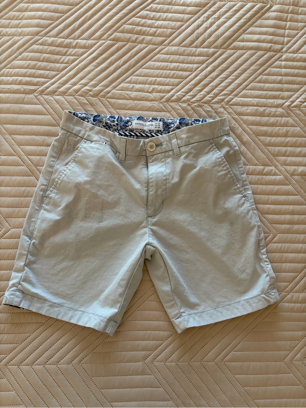 Denim & Flower Light gray Flat Front Men's Chino Shorts
Size 29